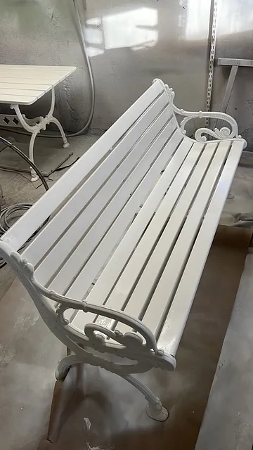 Vit träbänk med ryggstöd