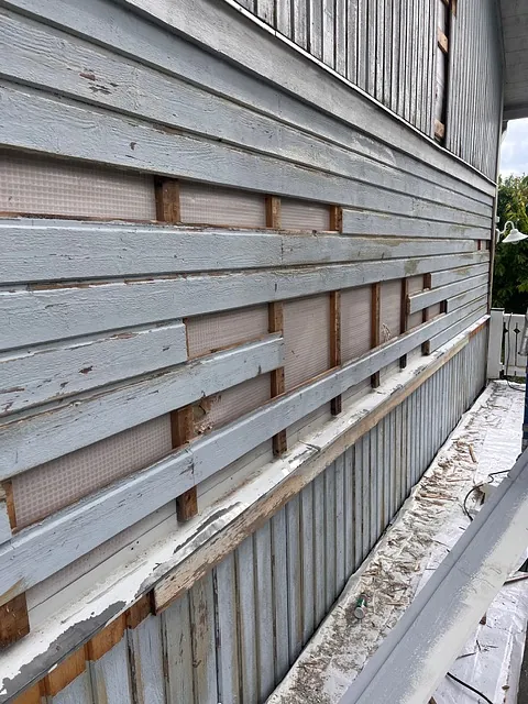 Träfasad med sliten horisontell panel