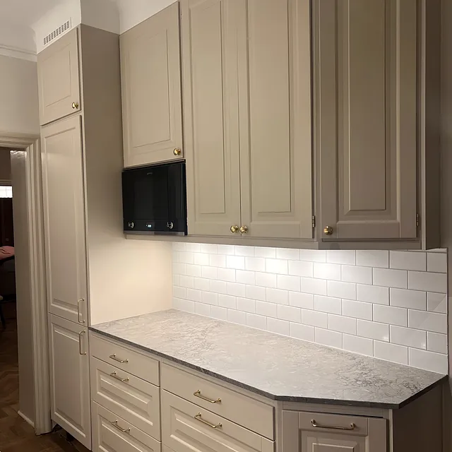 Beige kök med ljus bänkskiva