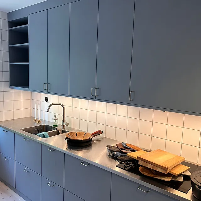 Blått kök med ljust kakel
