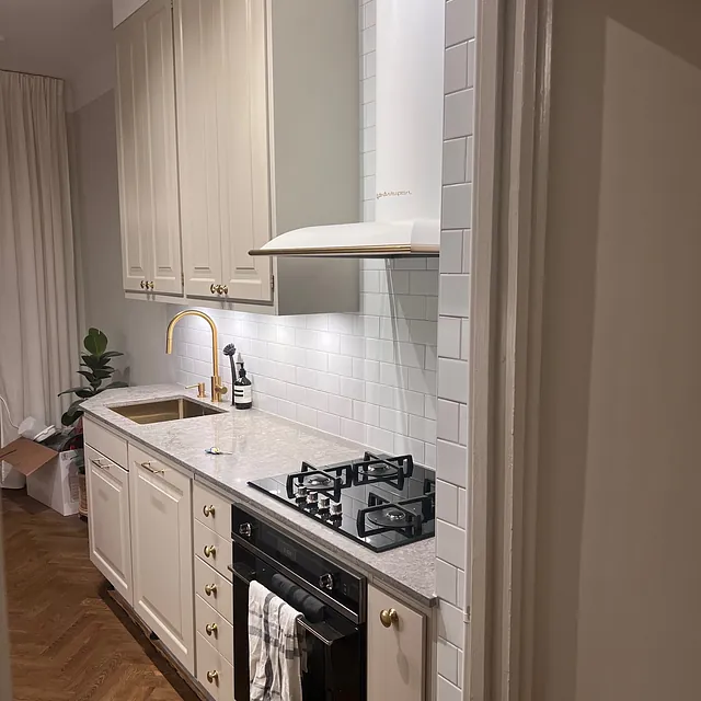 Ljust kök med beige luckor