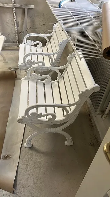 Vita träbänkar i verkstadsmiljö