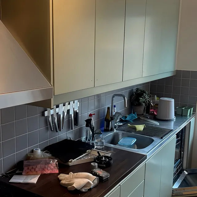 Vitt kök med svarta kakelplattor