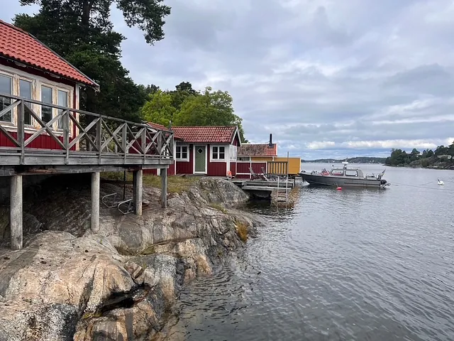 Hus vid vatten och brygga