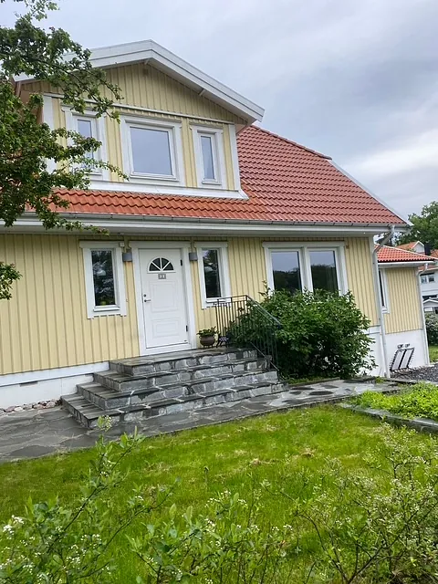 Gult hus med trädgård