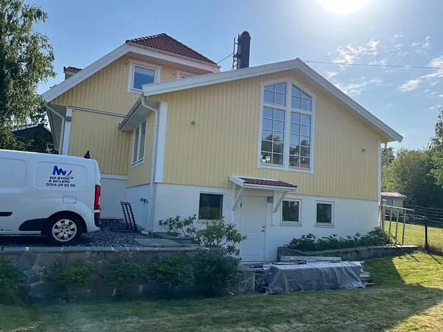 Gult hus med uppfart