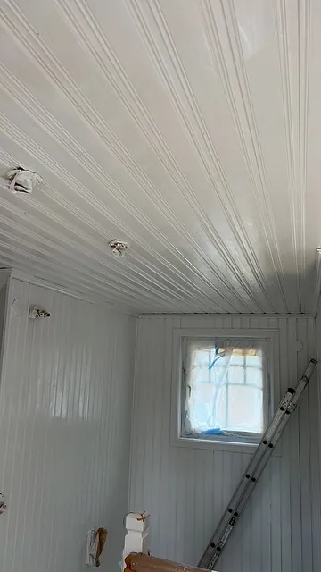 Ljust rum med vit panel