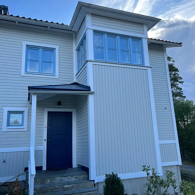 ljust hus med entré
