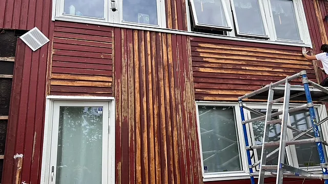 Röd träfasad med fönster