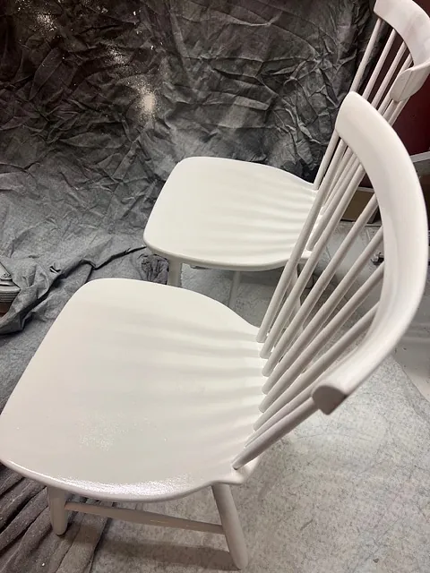 Vita stolar i verkstad