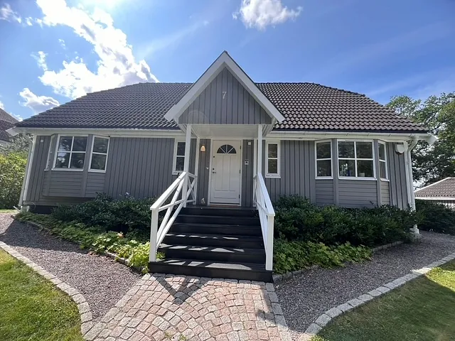 Grått hus med trappa