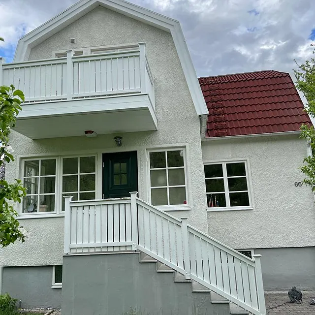 Vitt hus med veranda