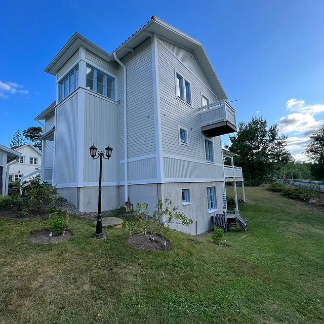ljust hus med flera våningar