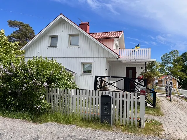 Vitt hus med staket