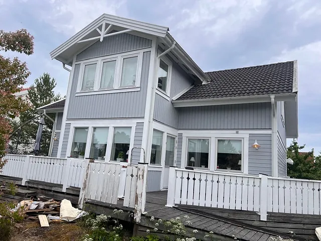 ljust hus med veranda