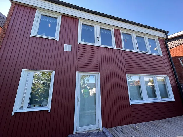 Rött hus med vita fönster