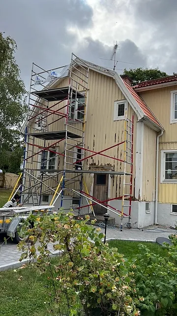 Hus med ställning runt fasad