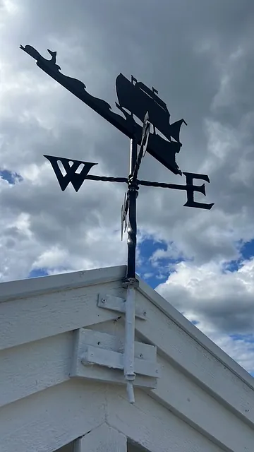 Vindflöjel på tak