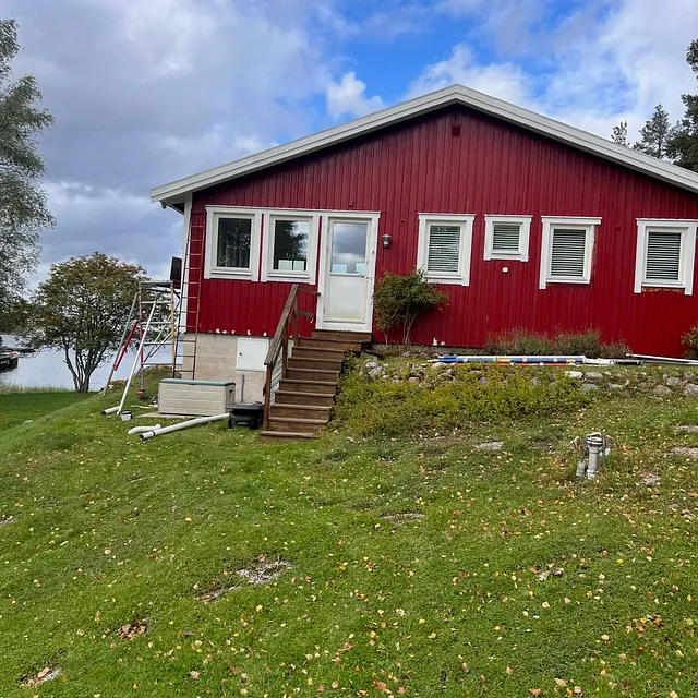 Rött hus på gräsmatta