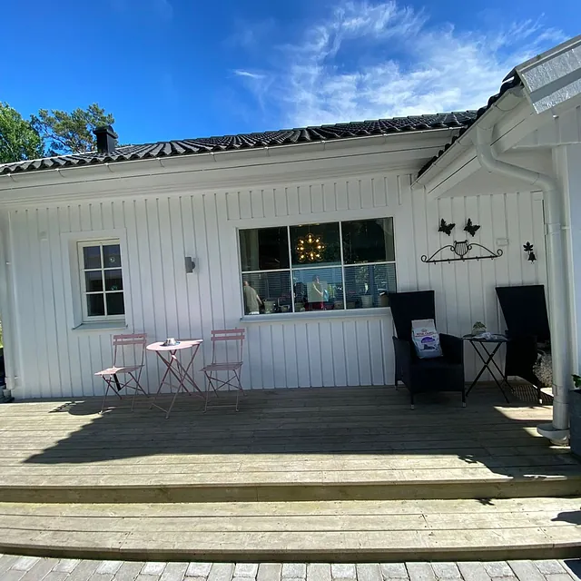 Vitt hus med altan