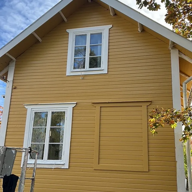 Gult hus med trappa