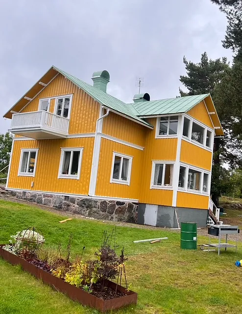 Gult hus med trädgård