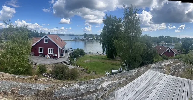 Rött hus vid vatten