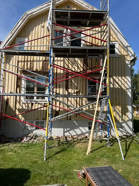 Hus med ställning på gavel