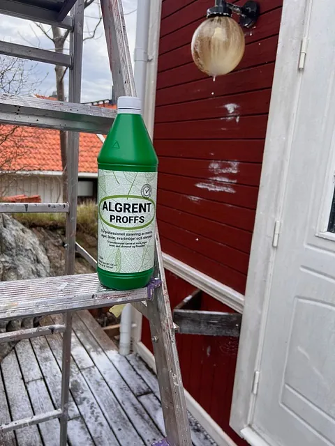 Färgflaska vid fasadarbete
