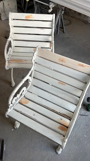 Vita trästolar