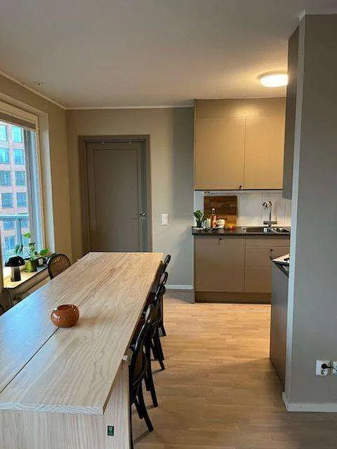 Kök med köksö och träbänkskiva